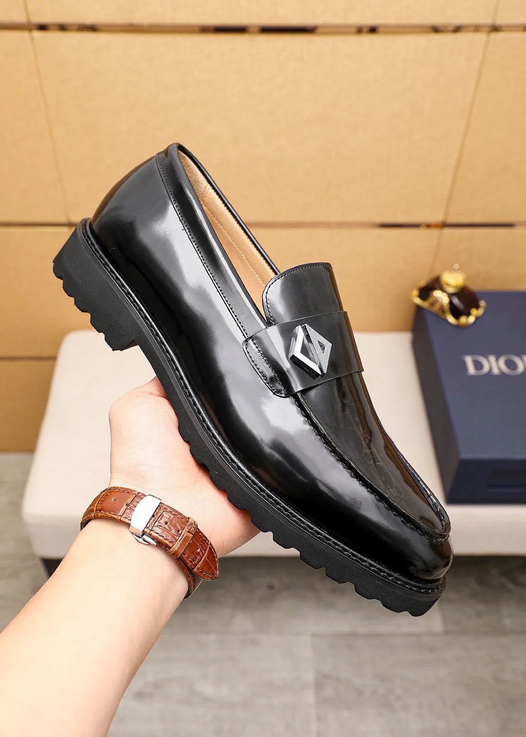 Men's shoes 💰460 💐 Product trademark: Dior "Dior" casual leather shoes Regular size: 39-44 (38.45🉑️customized) Product materials: Selected Italian imported first-layer open-edge beaded cowhide upper + classic hardware buckle, imported water-dyed cowhide lining. Strong three-dimensional visual effect, foam outsole Color: 2⃣️colors available